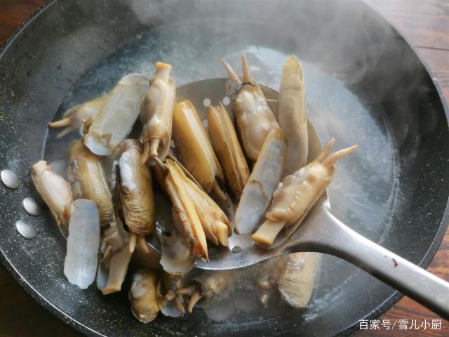 這個海鮮被稱作“小人仙”，肉質肥美，用這個方法做，一盤不夠吃