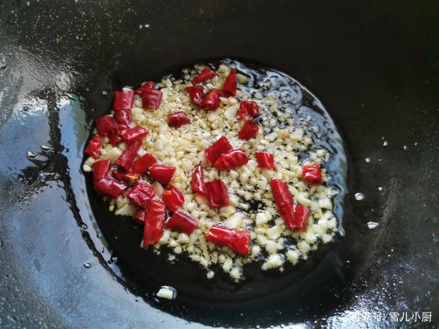 這個海鮮被稱作“小人仙”，肉質肥美，用這個方法做，一盤不夠吃